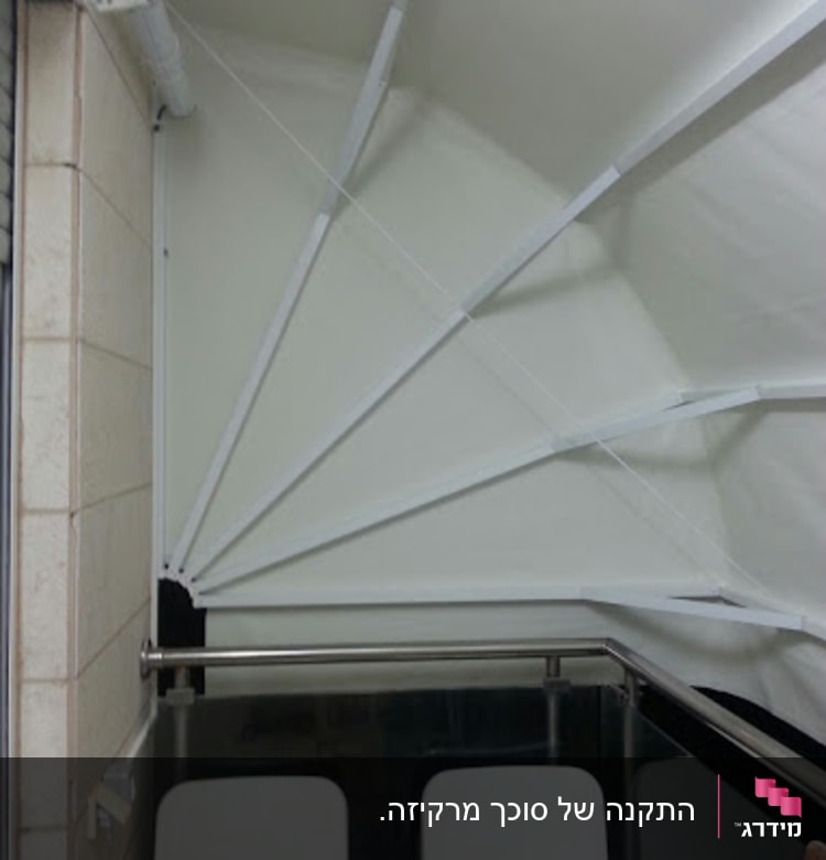 סוכך לבן עם קורות מתכת ותמיכה עליונה